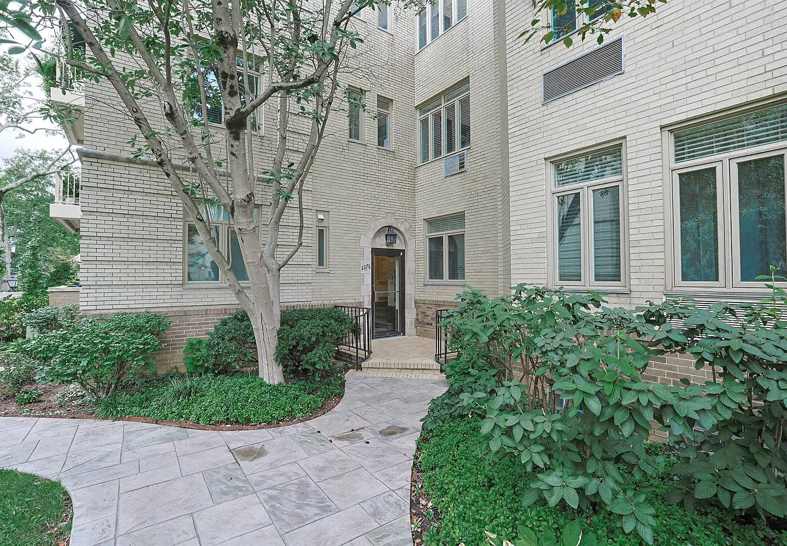 2 bed, 918 sqft, $2,600 — Photo 2
