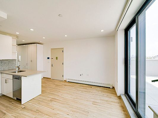 5th image of 3079 31st St