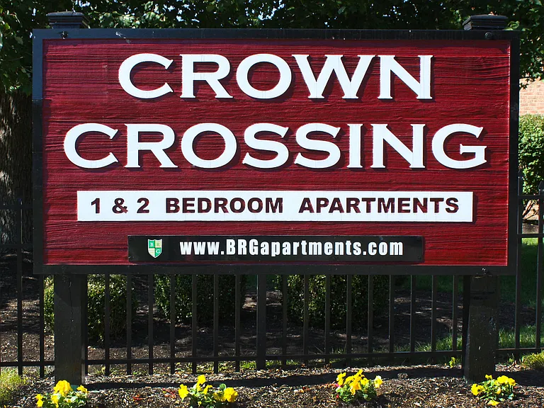 Crown Crossing Apartments — Photo 12