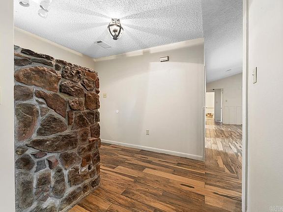 4th image of 7 Teresa Cir