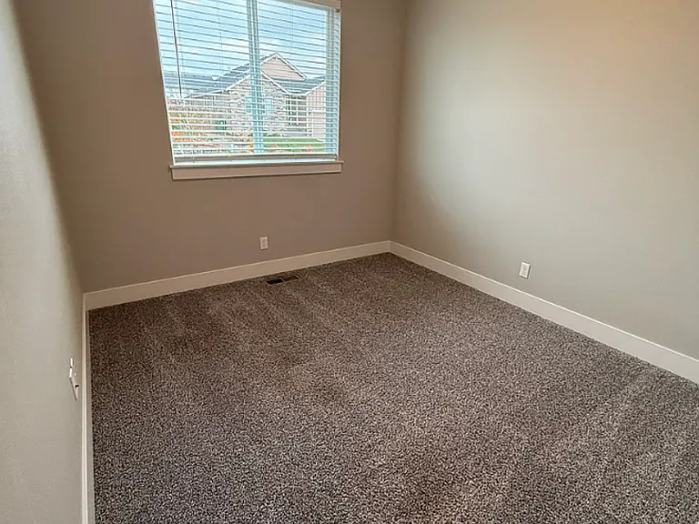 450 NE Pine St — Photo 13