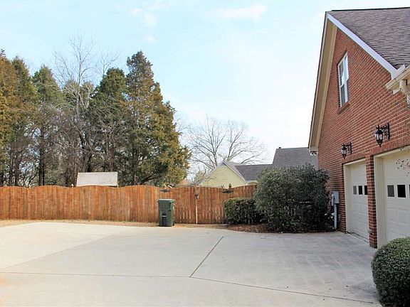 3rd image of 107 Heatherwood Ct