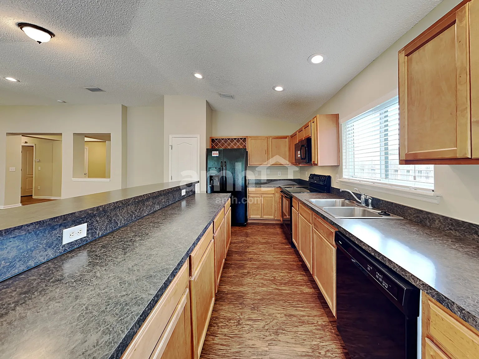 3 bed, 2.0 bath, 1726 sqft, $2,280 — Photo 3