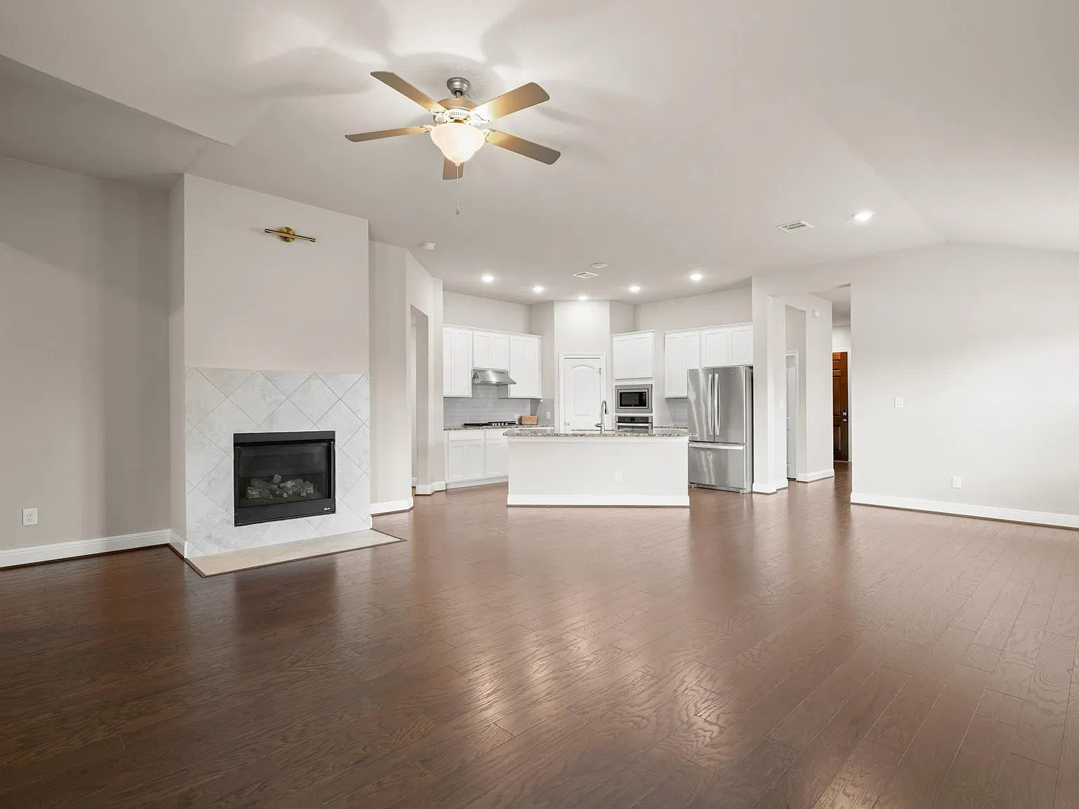 4 bed, 2.0 bath, 2161 sqft, $2,400 — Photo 3