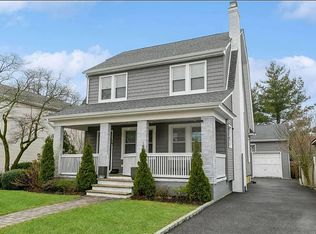1 Jackson Pl, Hewlett, NY 11557