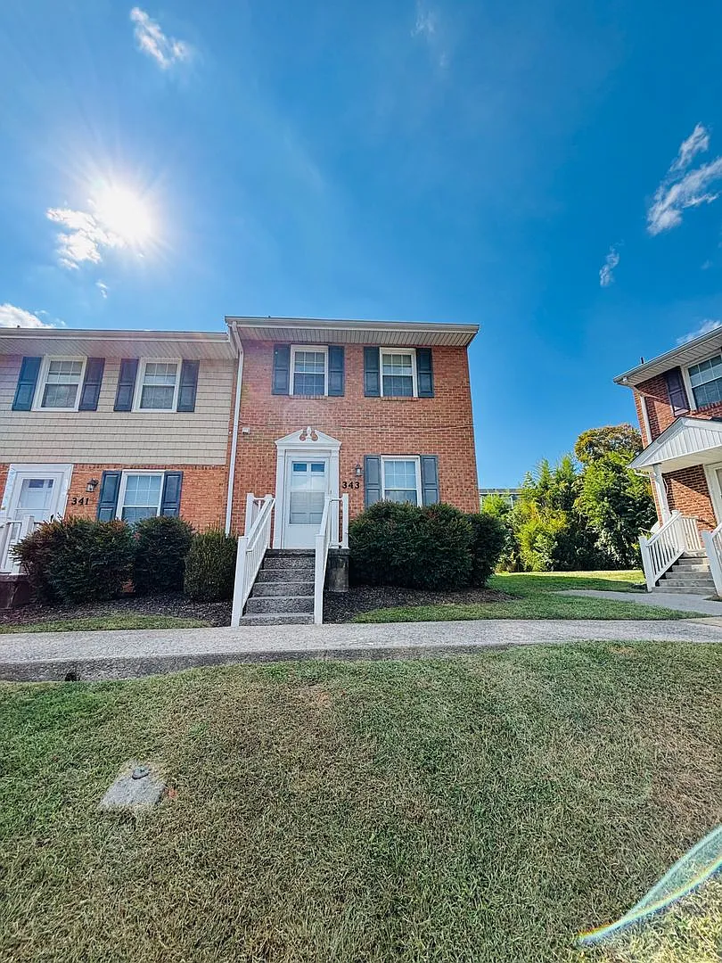 2 Bedroom, 1.5 Bath Townhouse — Photo 1