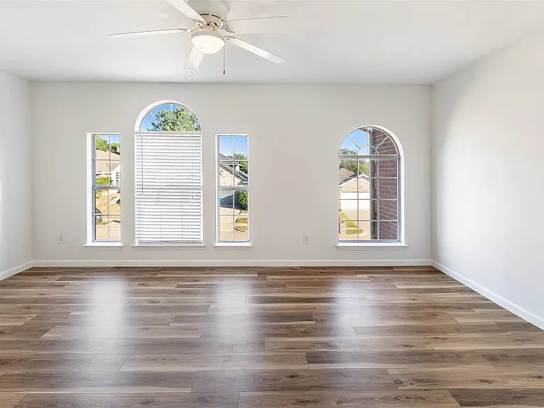 813 Silverbrook Dr — Photo 14