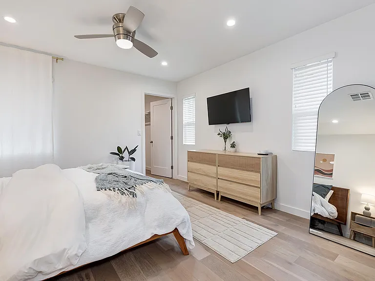 924 E Fairview Blvd — Photo 16