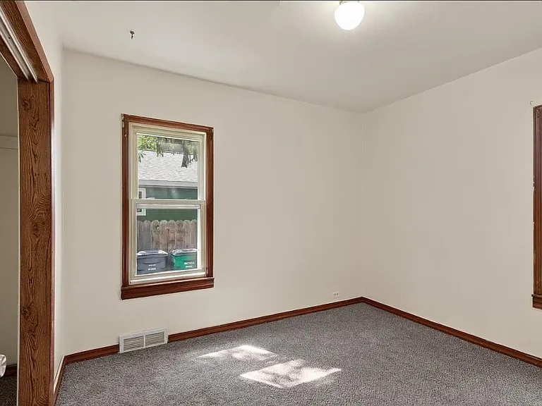 521 Dewey St — Photo 10