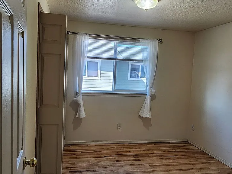 929 S School St — Photo 31