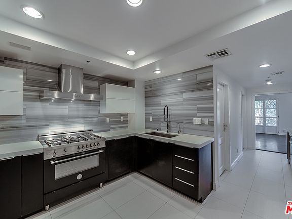 4th image of 425 N Maple Dr Unit 406
