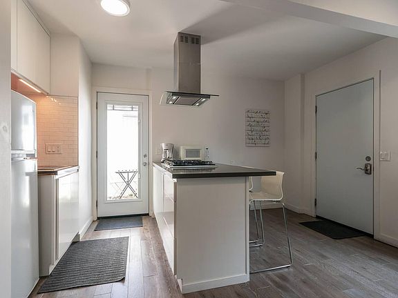5th image of 2226 N Catalina St #B
