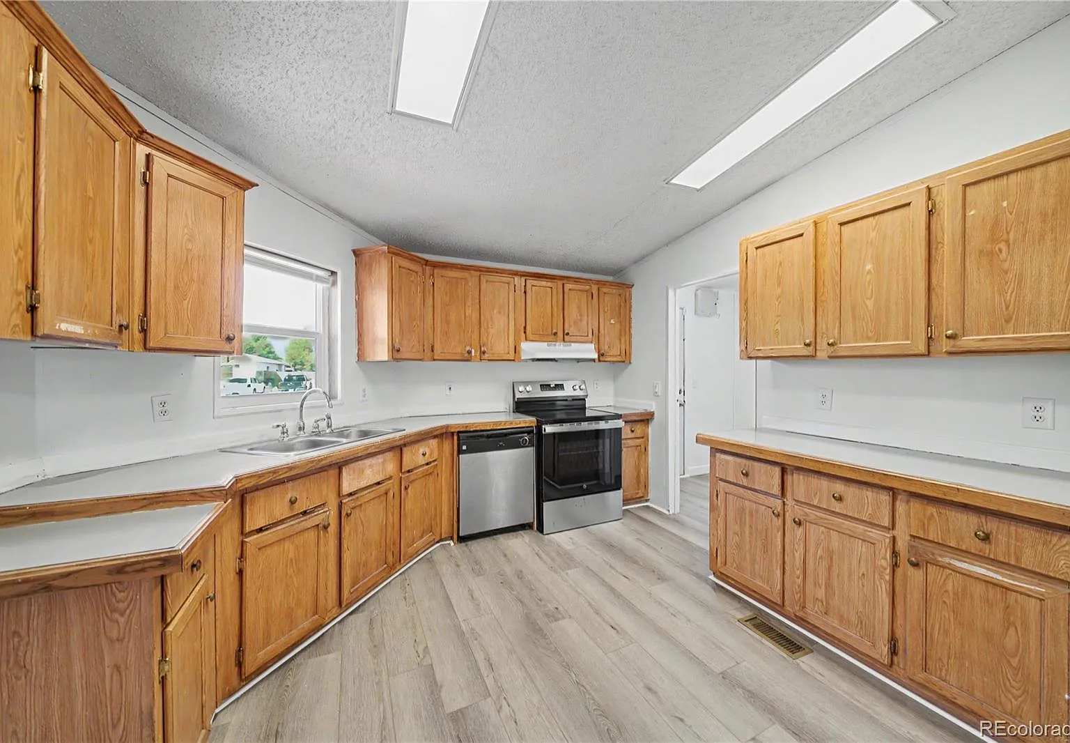3 bed, 2.0 bath, 1480 sqft, $1,695 — Photo 3