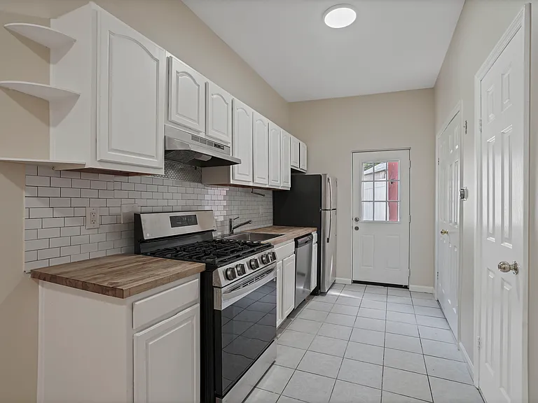 16 Russell St #GROUND-FLOOR — Photo 19