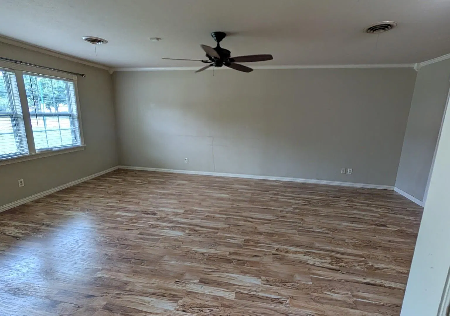 4 bed, 2.5 bath, 2026 sqft, $2,250 — Photo 3