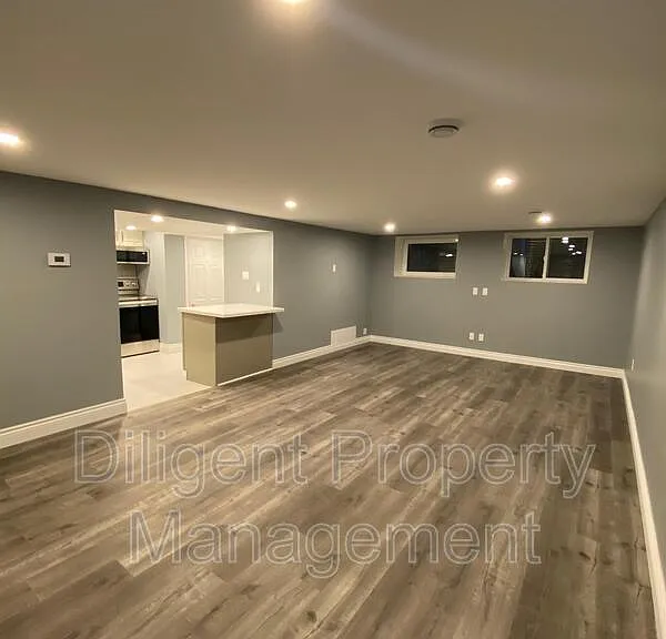 369 Applegrove Ave #LOWER — Photo 18