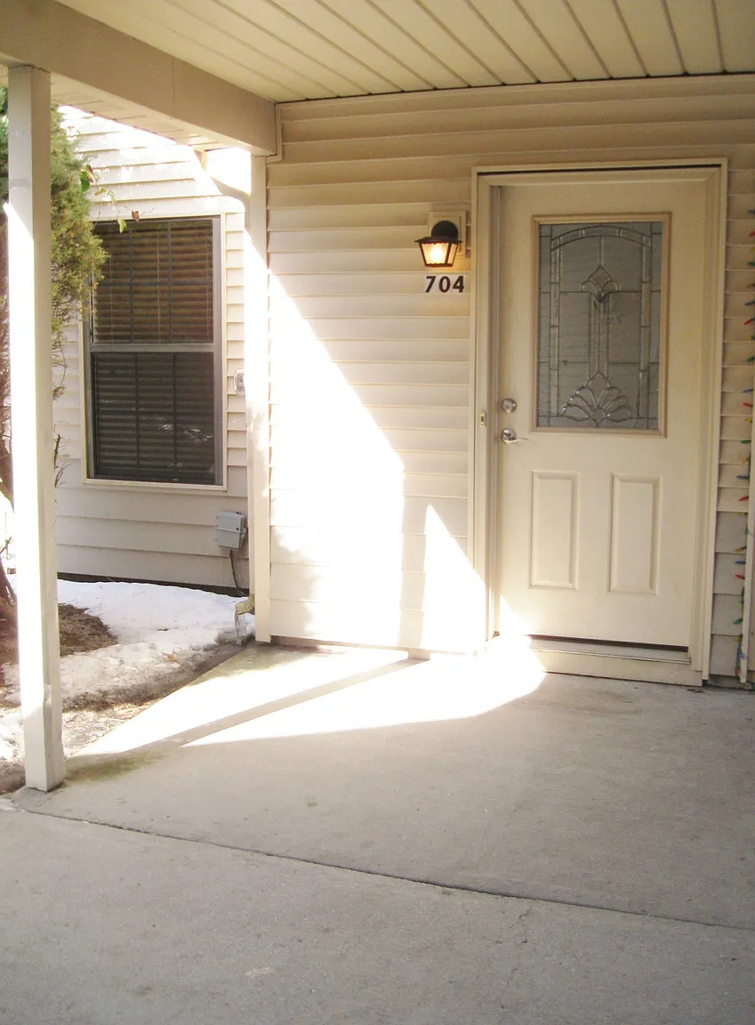 704 Ivy Ct photo 1