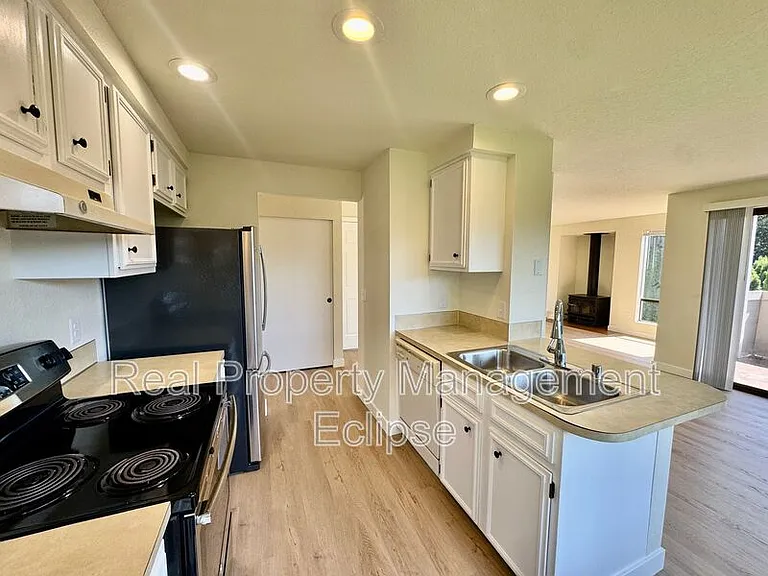 17319 Stone Ct N #B — Photo 2