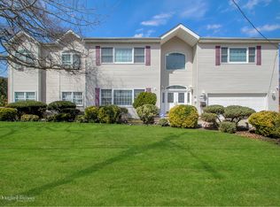 109 Dartmouth Rd, Massapequa, NY 11758