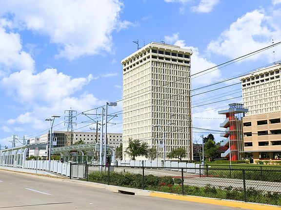 Within 1 block walking distance to Light Rail and Metro Buse