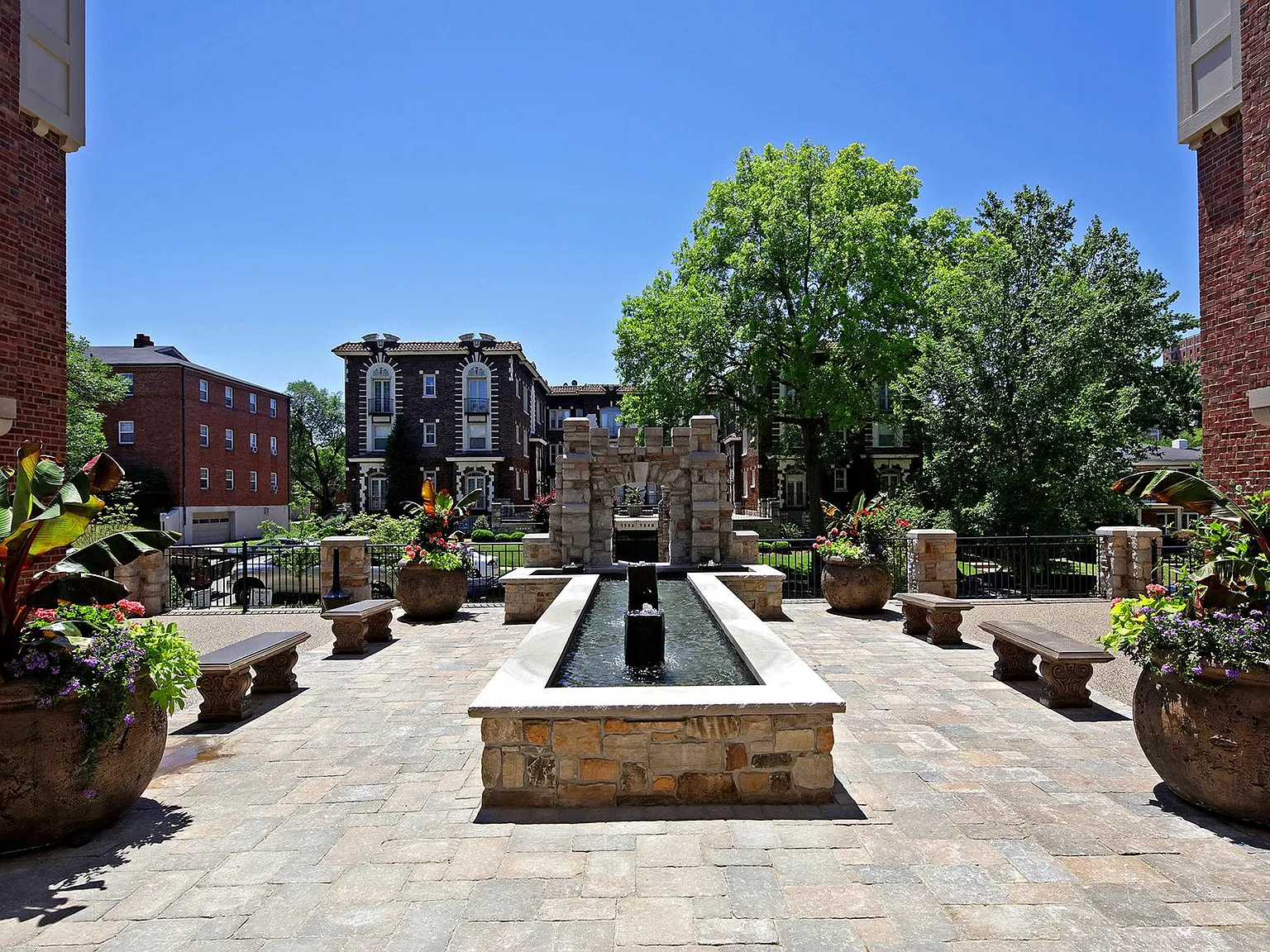1 bed, 990 sqft, $2,345 — Photo 2