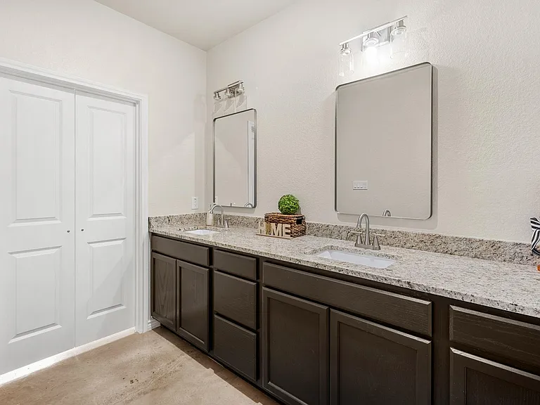 410 W Avenue C — Photo 18
