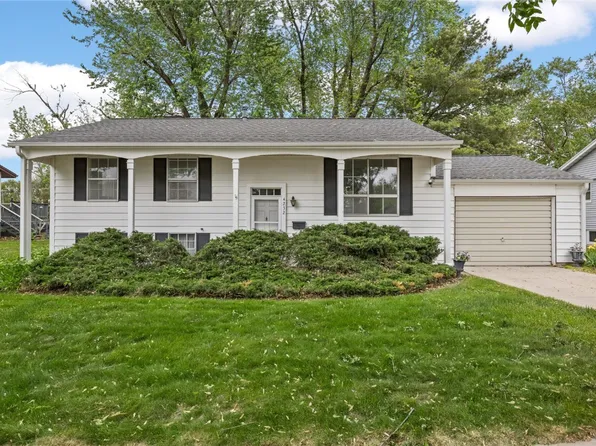4232 Twin Pine Dr NE, Cedar Rapids, IA 52402