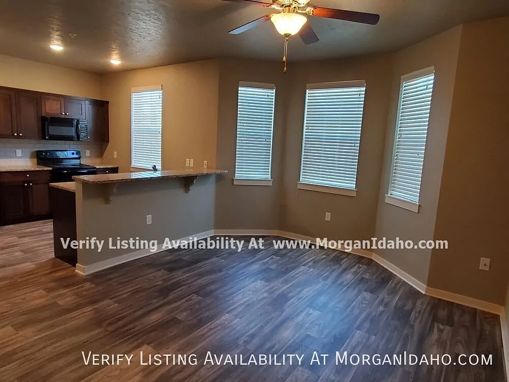 Ground floor, 9-foot ceilings, Duplex style, all appliances, covered parking and more in the Sung... — Photo 3