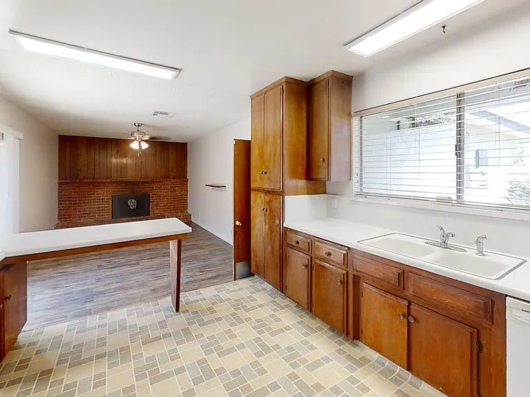 472 Roosevelt St — Photo 12