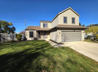 307 S Carriage Trl, McHenry, IL 60050