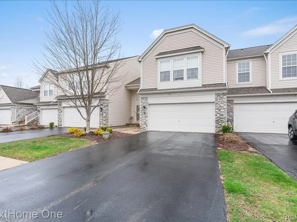 560 Dockside Cir #1, Holly, MI 48442