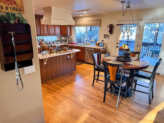 Kitchen Gas Stove and Double Ovens