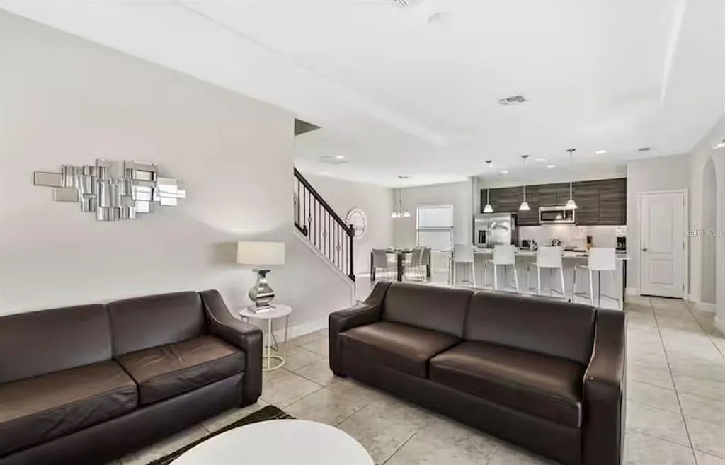 4 bed, 4.5 bath, 2551 sqft, $2,900 — Photo 3