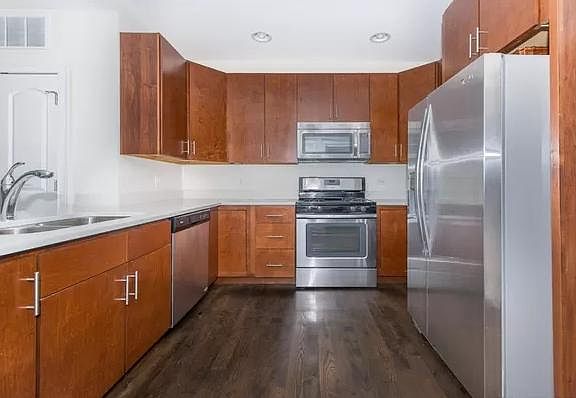3rd image of 2943 N Rockwell St