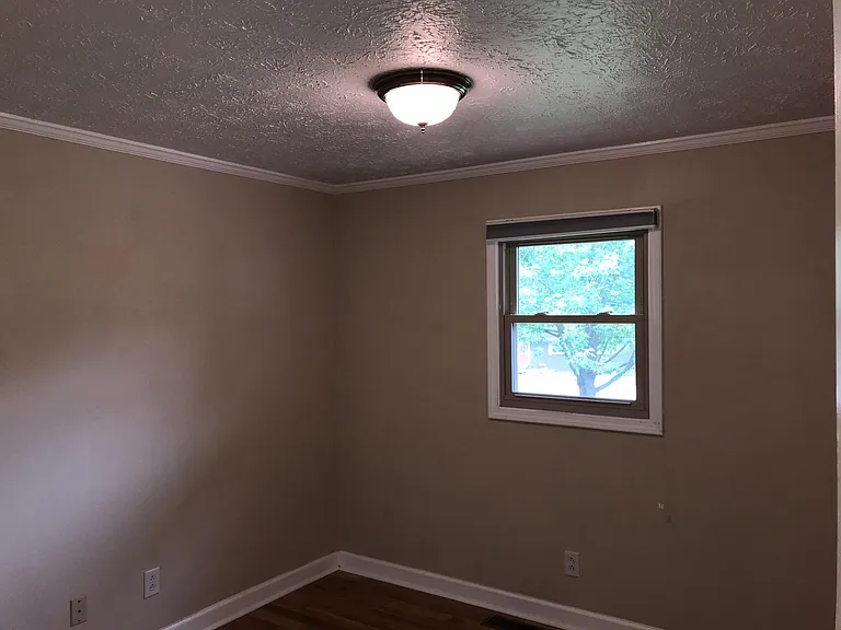 1203 Hales Ct — Photo 6