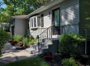 28 Old Squiretown Rd, Hampton Bays, NY 11946