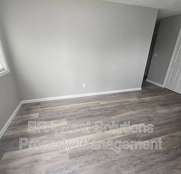 944 Leona Ave — Photo 2