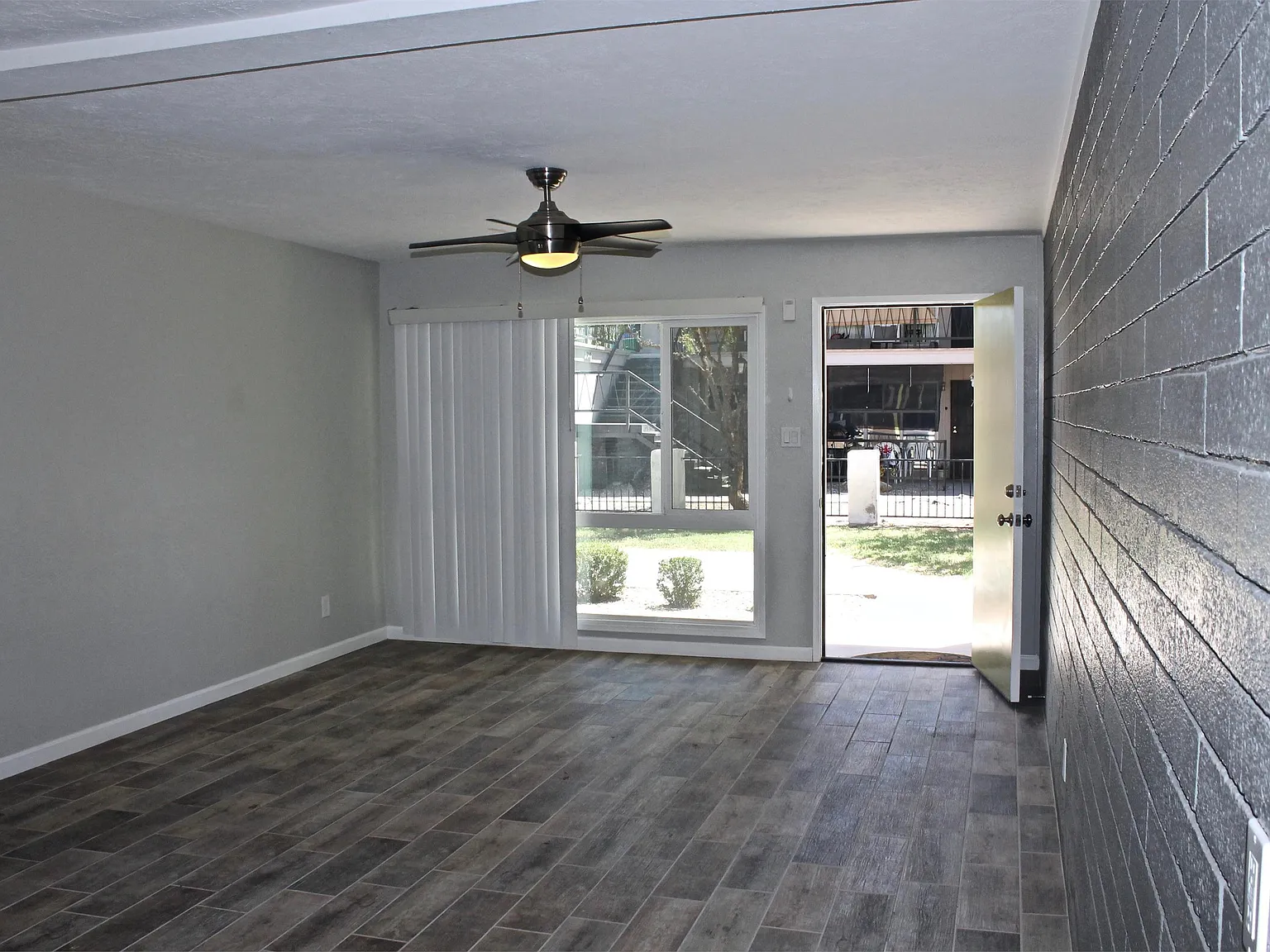 326 W Earll Dr — Photo 4