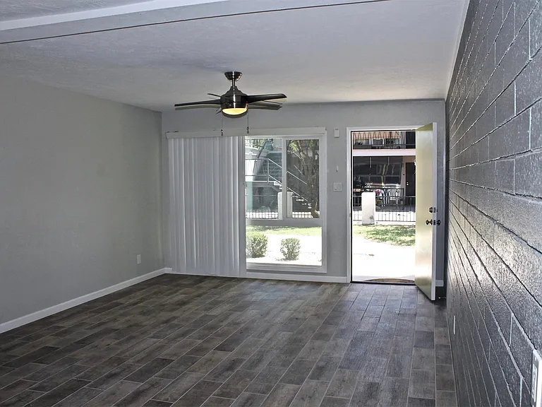 326 W Earll Dr — Photo 4