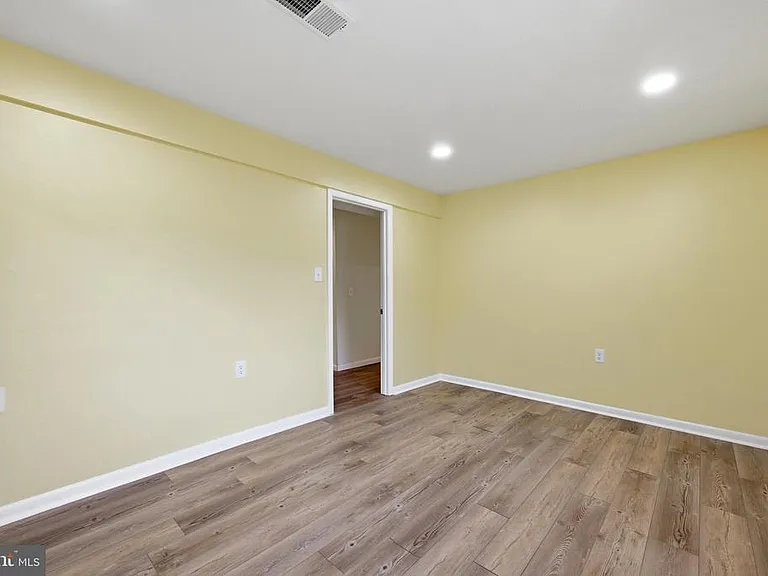 8811 Burbank Rd — Photo 42