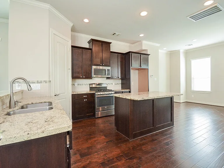 1610 Parker St — Photo 14