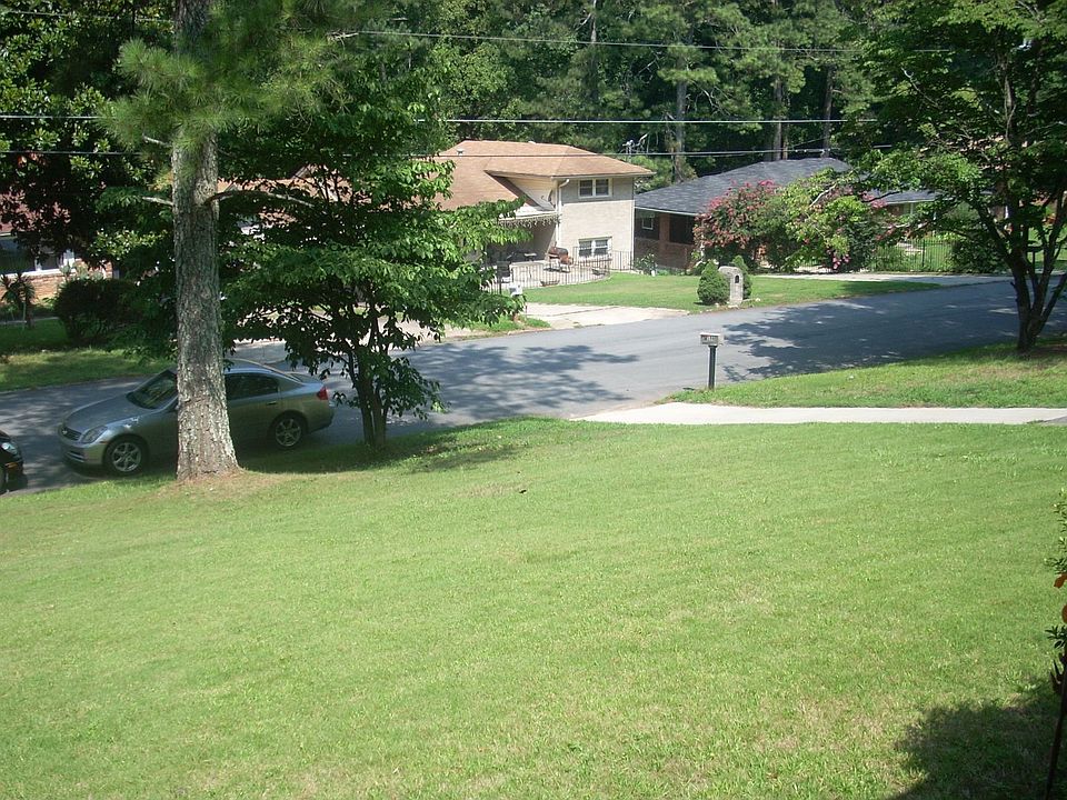 Manicured Front Lawn
