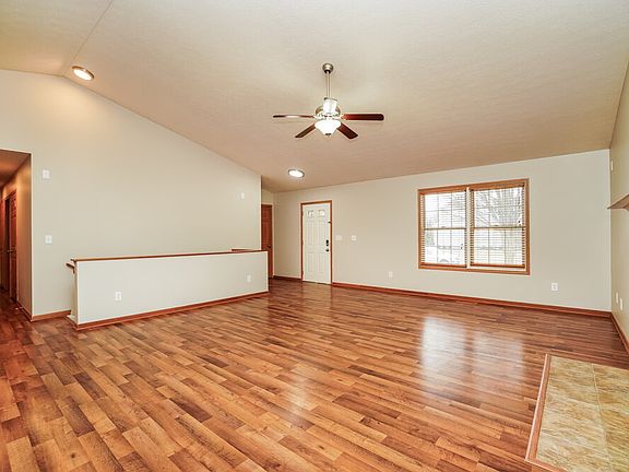 5th image of 370 Millett Dr