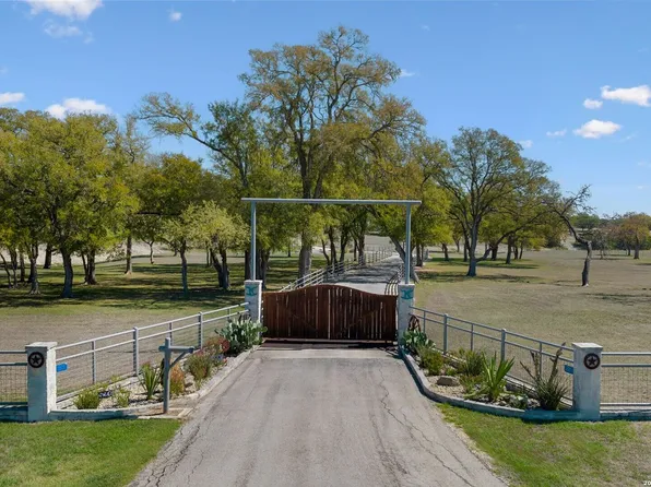 521 Bluff Creek Road, Center Point, TX 78010