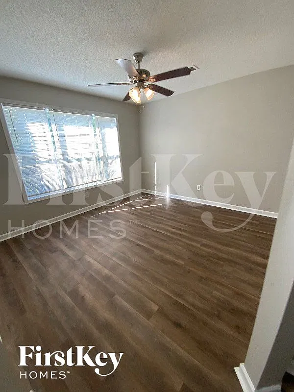 3 bed, 2.0 bath, 2144 sqft, $2,460 — Photo 3