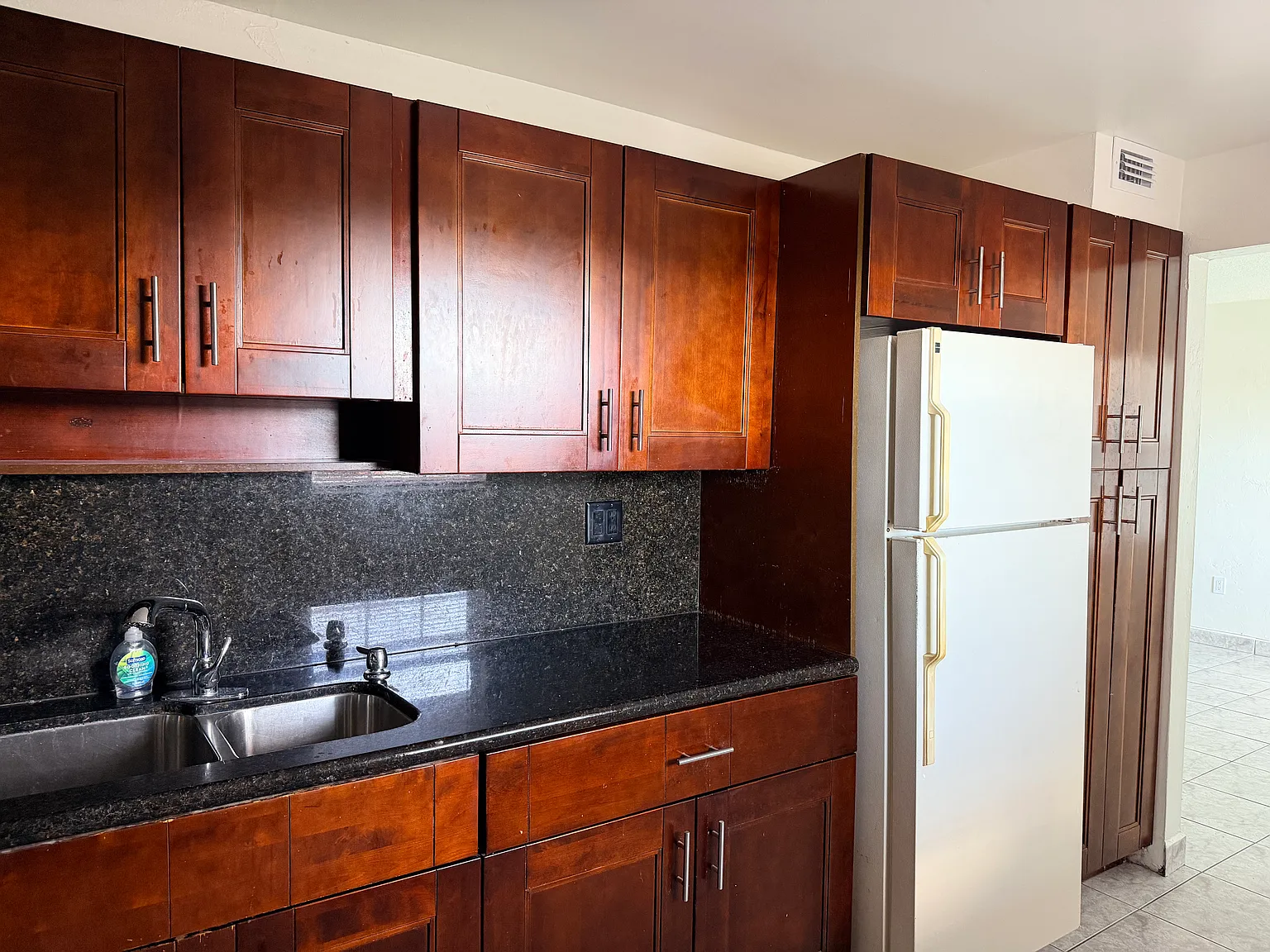 2 bed, 852 sqft, $2,100 — Photo 3