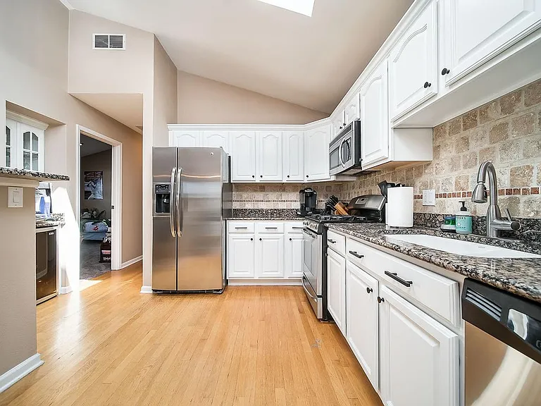 581 Le Parc Cir — Photo 9