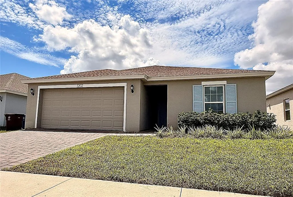 4 bed, 2.0 bath, 1600 sqft, $2,195 — Photo 2