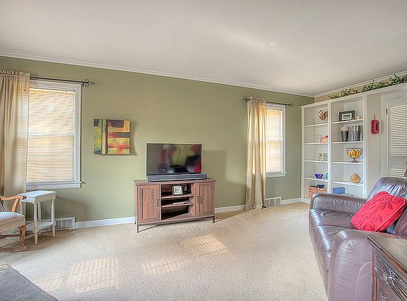 2nd image of 814 Parkview Ave