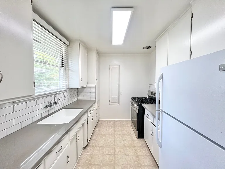 Sun-Filled 1 Bedroom in Park Estates | Garage Parking Available & On-Site Laundry — Photo 5